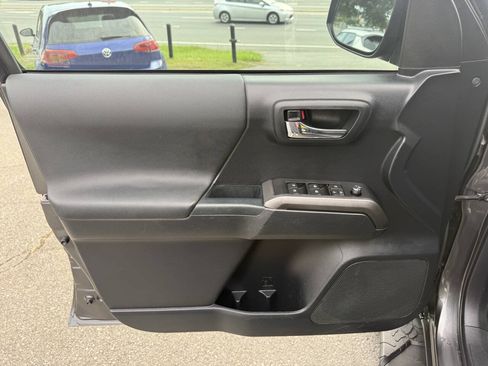 Used 2018 Toyota Tacoma TRD Sport AWD/4WD image 22