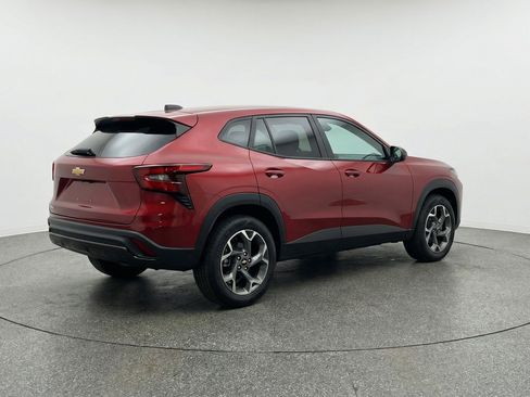 Used 2025 Chevrolet Trax LT FWD image 9