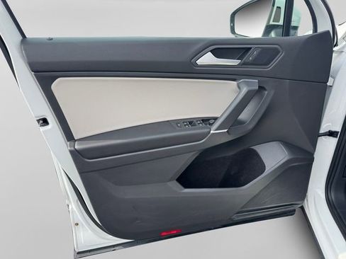 Used 2020 Volkswagen Tiguan SE w/ Panoramic Sunroof Package image 10