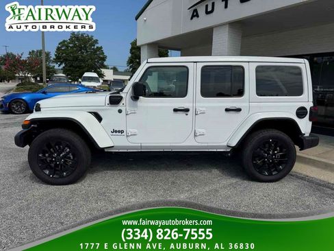 Used 2025 Jeep Wrangler Unlimited Sahara w/ Safety Group AWD/4WD image 9