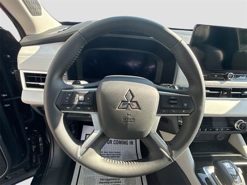 New 2025 Mitsubishi Outlander SE image 11