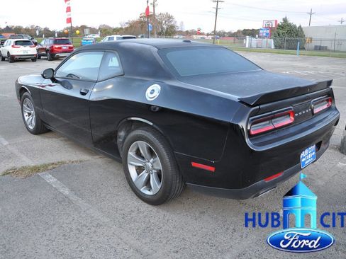 Used 2019 Dodge Challenger SXT image 3