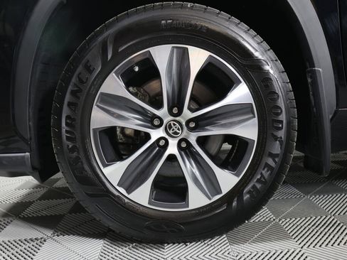Used 2021 Toyota Highlander XLE AWD/4WD image 9