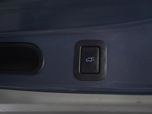 Used 2016 Toyota Highlander XLE AWD/4WD image 11