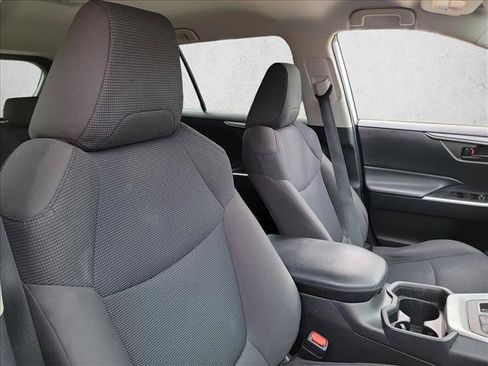 Used 2021 Toyota RAV4 LE FWD image 15