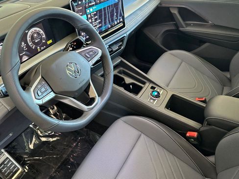 New 2026 Volkswagen Tiguan SE R-Line image 9