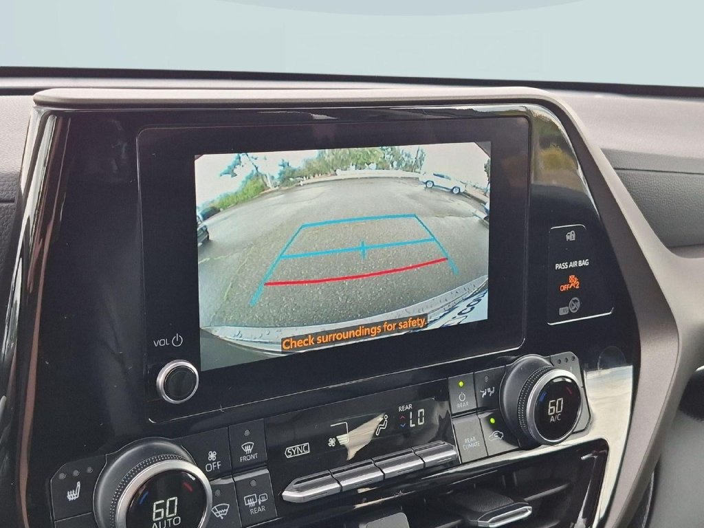 Used 2023 Toyota Highlander XLE FWD image 18
