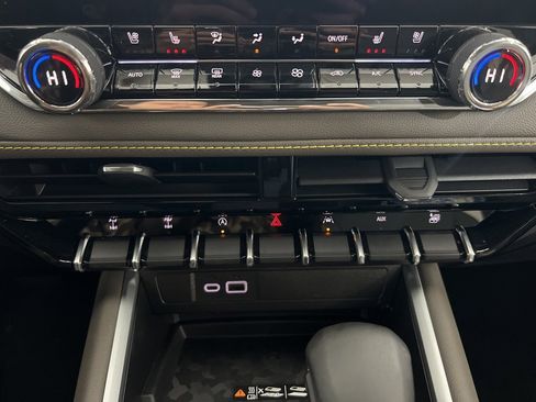 New 2025 Chevrolet Colorado ZR2 w/ Midnight Edition image 17