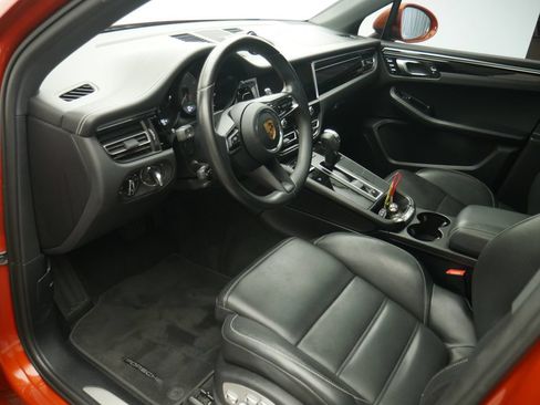Certified 2023 Porsche Macan S AWD/4WD image 5