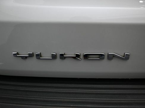 Used 2022 GMC Yukon SLT w/ SLT Premium Package AWD/4WD image 11