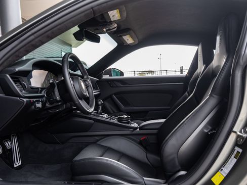 Used 2025 Porsche 911 GT3 RWD image 33