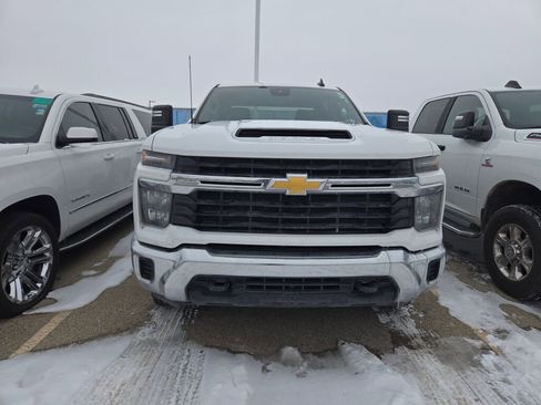 Used 2024 Chevrolet Silverado 2500 LT image 2