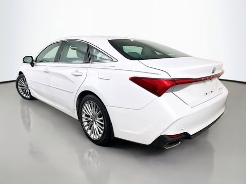 Used 2019 Toyota Avalon Limited image 5