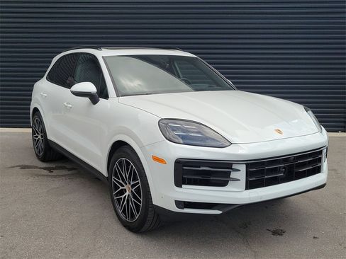 Used 2025 Porsche Cayenne Base image 9
