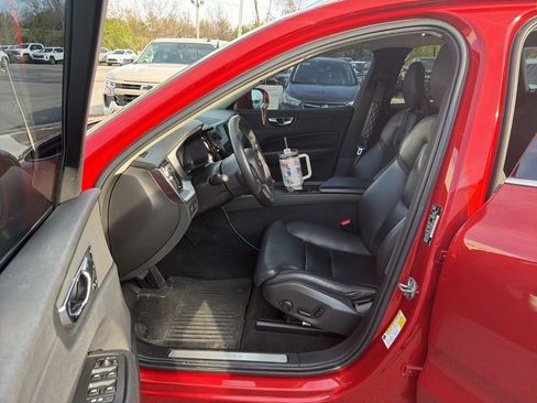 Used 2019 Volvo XC60 T5 Momentum w/ Premium Package image 6