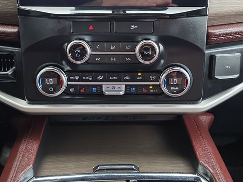 Used 2023 Ford Expedition Limited image 22