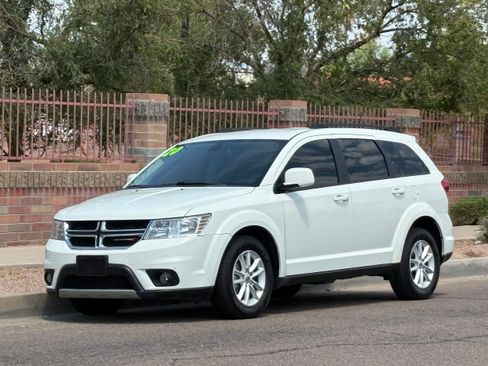 Used 2019 Dodge Journey SE FWD image 1