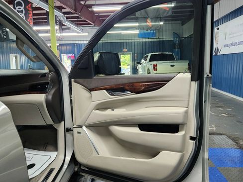 Used 2015 Cadillac Escalade Premium image 12