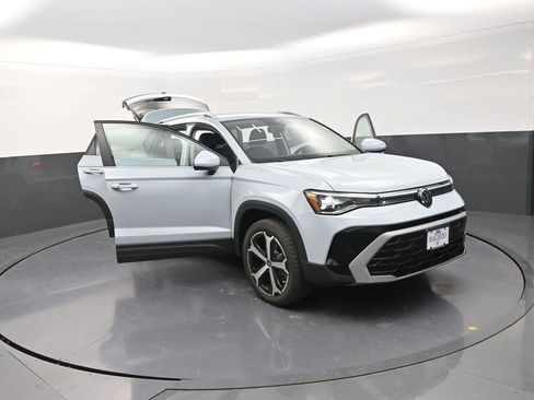 New 2026 Volkswagen Taos SEL image 28