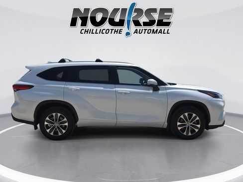 Used 2023 Toyota Highlander XLE AWD/4WD image 9