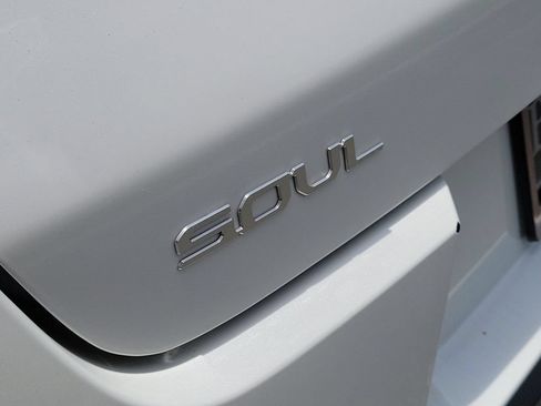 Used 2025 Kia Soul LX w/ LX Technology Package FWD image 5