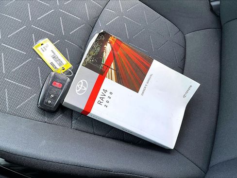Certified 2020 Toyota RAV4 XLE w/ Convenience Package FWD image 14