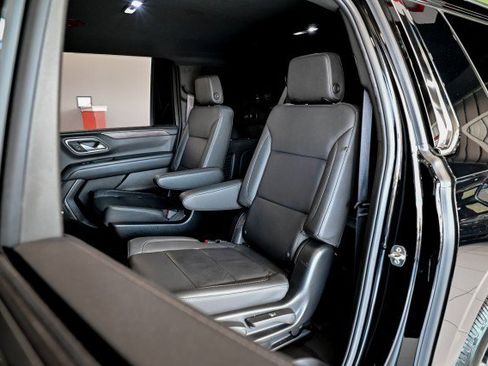 Used 2024 Chevrolet Suburban LT w/ Luxury Package image 19