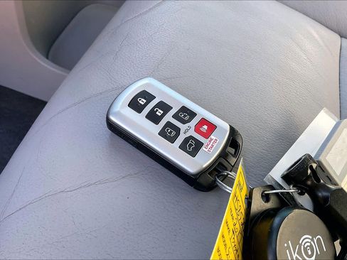 Used 2017 Toyota Sienna XLE image 13