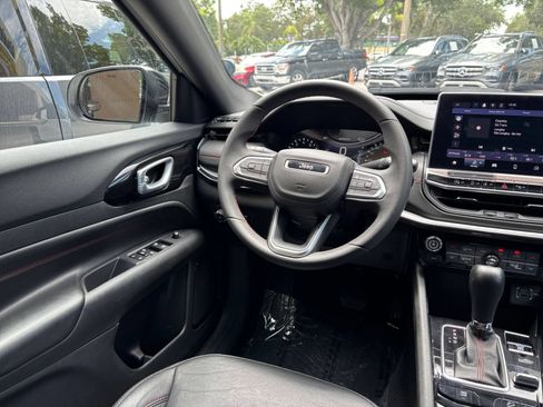 Used 2025 Jeep Compass Trailhawk AWD/4WD image 32