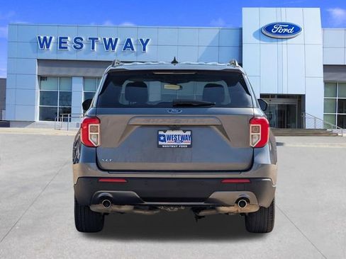 Used 2022 Ford Explorer XLT w/ Equipment Group 202A image 4