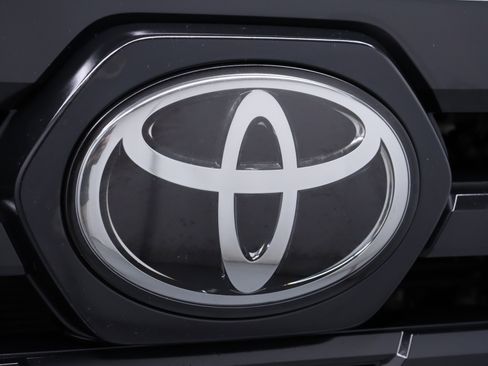 Used 2018 Toyota Tacoma SR image 58