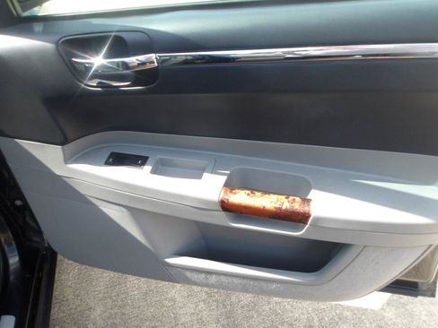 Used 2006 Chrysler 300 C w/ Protection Group II RWD image 8