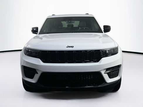 Used 2023 Jeep Grand Cherokee Altitude image 2