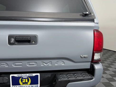 Used 2018 Toyota Tacoma TRD Sport AWD/4WD image 11
