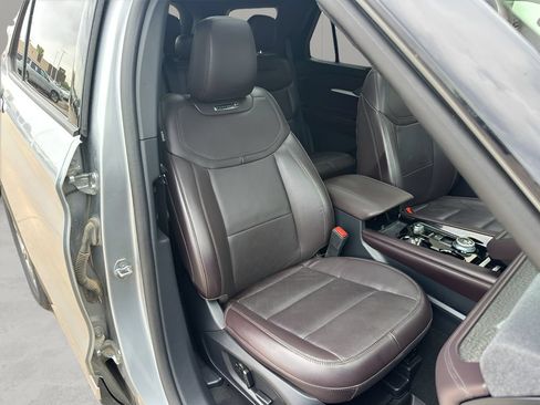 Used 2025 Ford Explorer Platinum AWD/4WD image 15