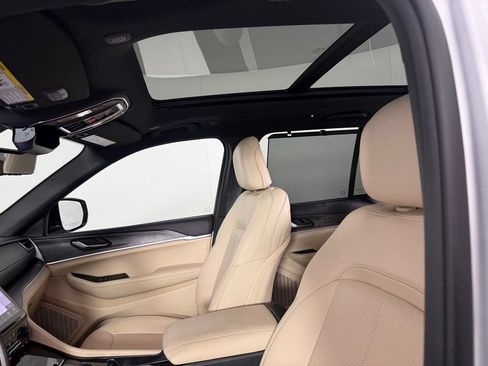 Certified 2025 Jeep Grand Cherokee Limited w/ Luxury Tech Group II RWD image 22