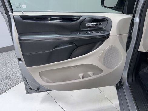 Used 2019 Dodge Grand Caravan SXT FWD image 9
