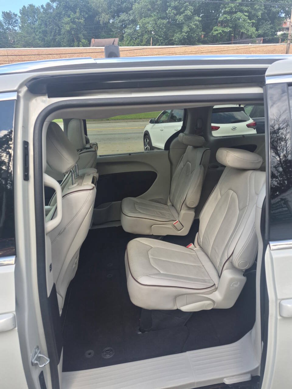 Used 2017 Chrysler Pacifica Limited w/ UConnect Theater Package FWD image 6