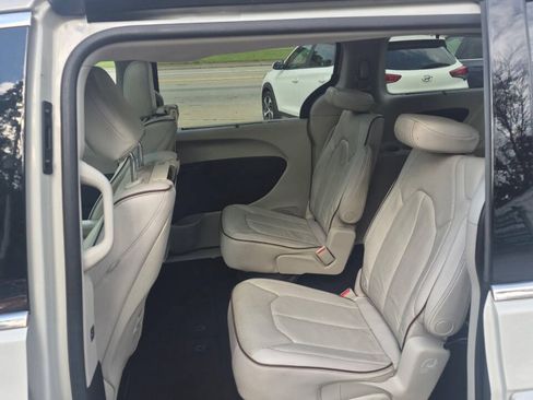 Used 2017 Chrysler Pacifica Limited w/ UConnect Theater Package FWD image 6