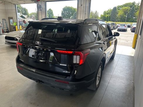 Used 2025 Ford Explorer Active AWD/4WD image 7