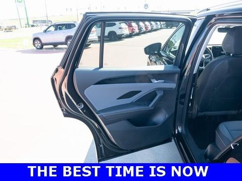 New 2025 Volkswagen Tiguan SE image 12