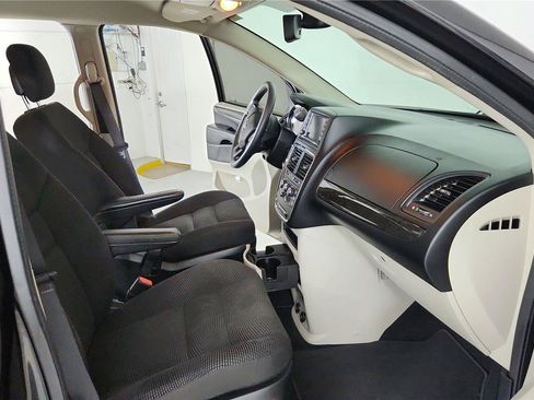 Used 2020 Dodge Grand Caravan SE FWD image 18