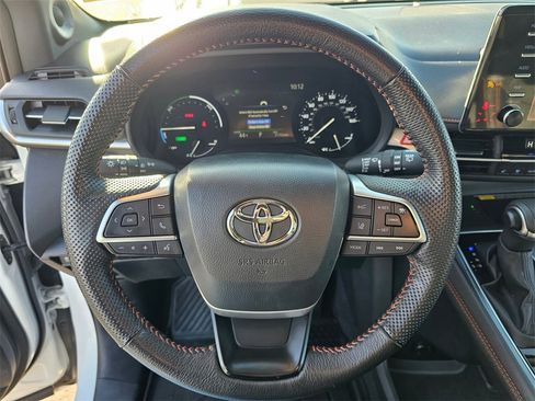 Used 2024 Toyota Sienna XSE image 21