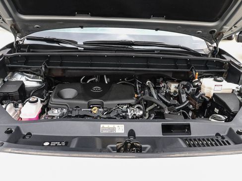 Certified 2024 Toyota Highlander XLE FWD image 28
