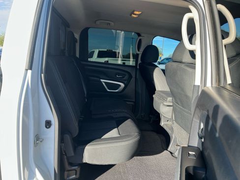 Used 2018 Nissan Titan SV image 18