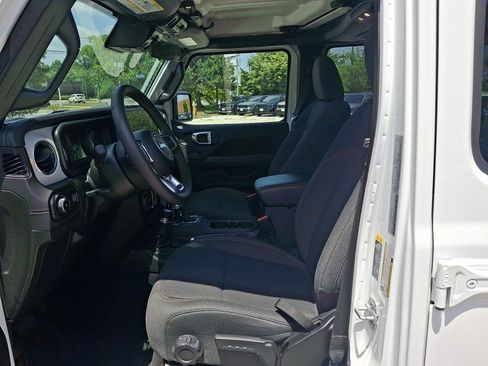 Used 2025 Jeep Wrangler Unlimited Sahara AWD/4WD image 23