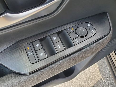 Certified 2025 Nissan Kicks SV FWD image 17