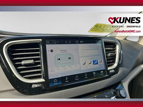 Used 2023 Chrysler Pacifica Touring-L FWD image 18
