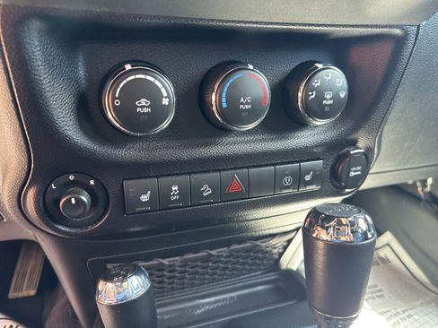 Used 2016 Jeep Wrangler Unlimited Sahara w/ Dual Top Group AWD/4WD image 27