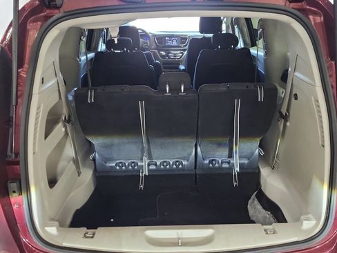 Used 2023 Chrysler Voyager LX FWD image 9